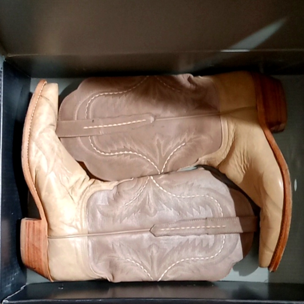 Lucchese tan /brown woman's cowgirl boots size 10